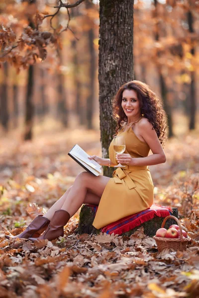 Wanita Cantik Membaca Sebuah Buku Dengan Segelas Anggur Tangannya Selama — Stok Foto