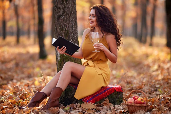 Beautiful Woman Reading Book Glass Wine Her Hand Autumn — Stock Photo, Image