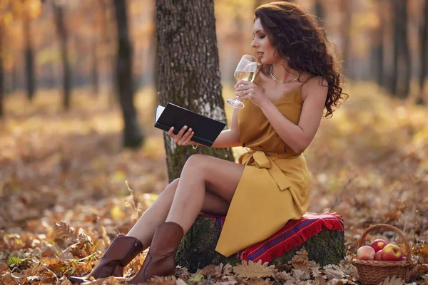 Bela Mulher Está Lendo Livro Com Copo Vinho Mão Durante — Fotografia de Stock