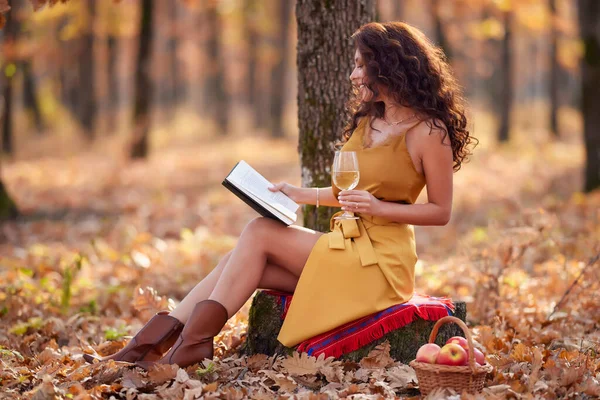 Gyönyörű Olvas Egy Könyvet Egy Pohár Borral Kezében Ősszel — Stock Fotó