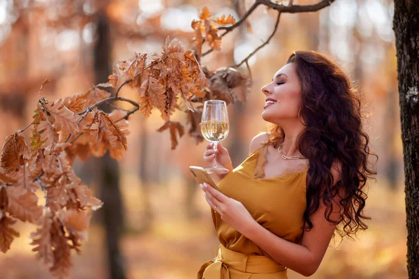 Piękna Kobieta Długimi Włosami Szklanką Wina Ręce Jesienią — Zdjęcie stockowe