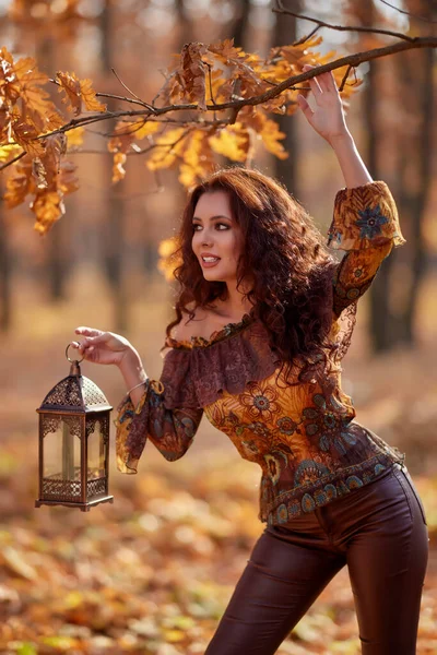 Piękna Kobieta Lesie Jesienny Dzień Lampą Ręku — Zdjęcie stockowe