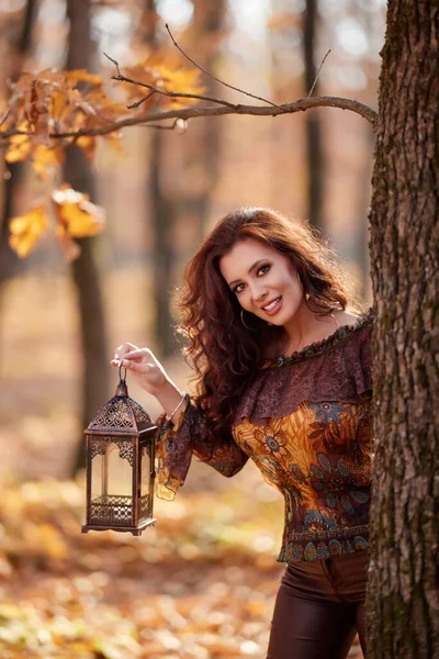 Bella Donna Nella Foresta Una Giornata Autunnale Con Una Lampada — Foto Stock