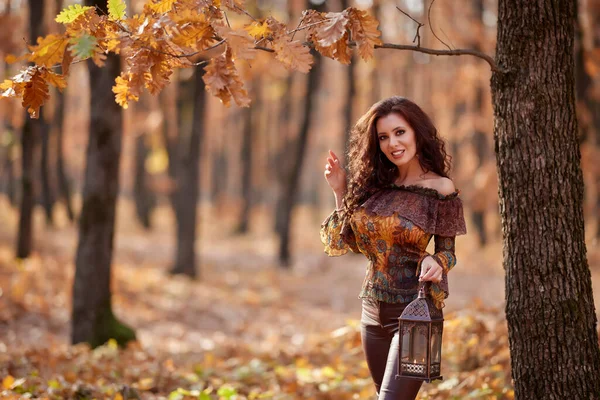 秋天的一天 森林里的美丽女人手里拿着一盏灯 — 图库照片