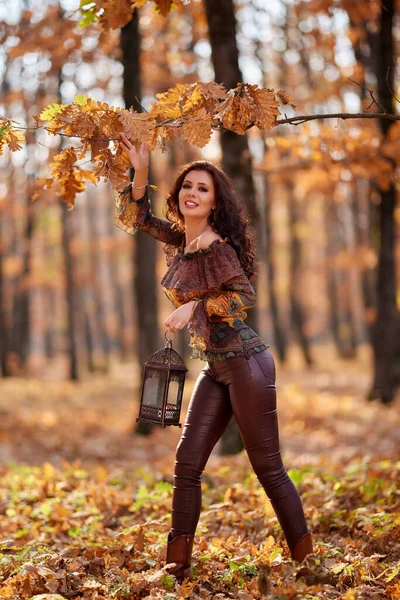 Όμορφη Γυναίκα Στο Δάσος Μια Φθινοπωρινή Μέρα Μια Λάμπα Στο — Φωτογραφία Αρχείου