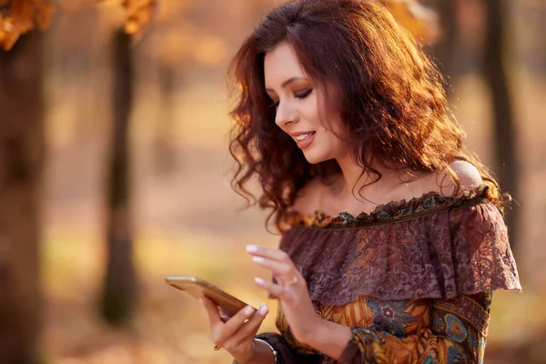 Krásná Žena Lese Podzimní Den Mobilním Telefonem — Stock fotografie