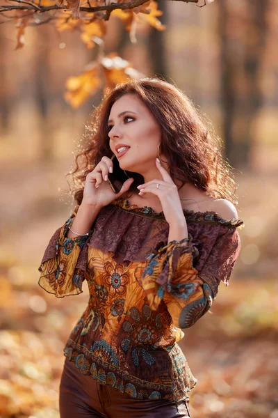 Piękna Kobieta Lesie Jesienny Dzień Telefonem Komórkowym — Zdjęcie stockowe