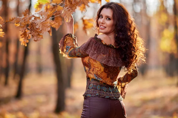 Portret Pięknej Kobiety Lesie Słoneczny Jesienny Dzień — Zdjęcie stockowe