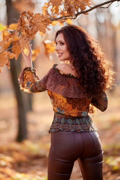 Retrato Uma Bela Mulher Floresta Dia Ensolarado Outono — Fotografia de Stock
