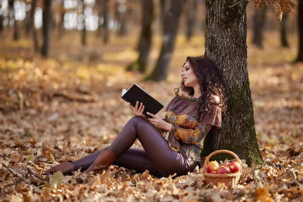 Beautiful Woman Reading Book Glass Wine Her Hand Autumn — Stock Photo, Image