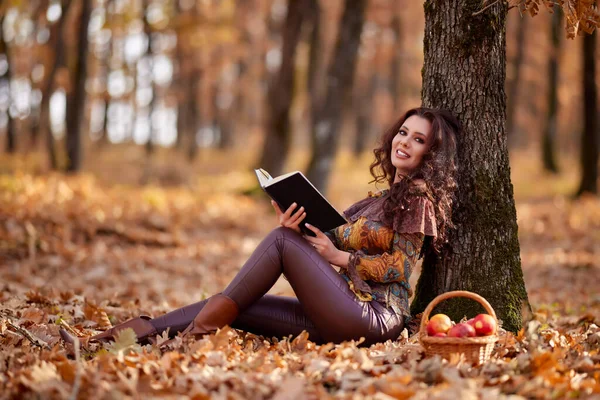 Güzel Kadın Sonbaharda Elinde Bir Bardak Şarapla Kitap Okuyor — Stok fotoğraf