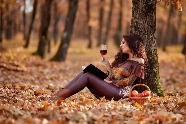 Hermosa Mujer Está Leyendo Libro Con Una Copa Vino Mano — Foto de Stock