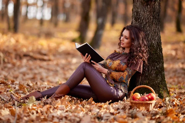 Красива Жінка Читає Книгу Келихом Вина Руці Восени — стокове фото