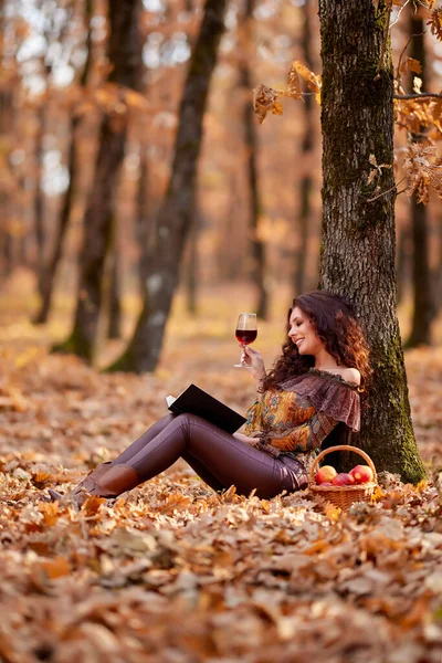 Όμορφη Γυναίκα Διαβάζει Ένα Βιβλίο Ένα Ποτήρι Κρασί Στο Χέρι — Φωτογραφία Αρχείου