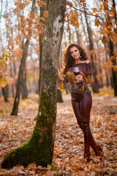 Retrato Uma Bela Mulher Floresta Dia Ensolarado Outono Com Copo — Fotografia de Stock