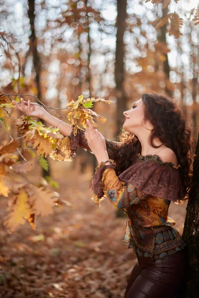 Portret Pięknej Kobiety Lesie Słoneczny Jesienny Dzień — Zdjęcie stockowe