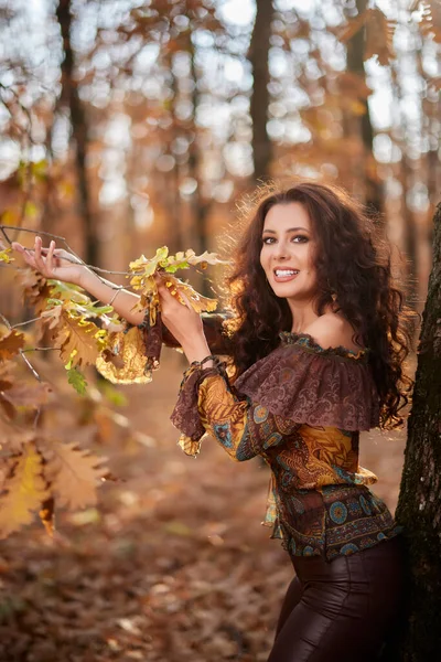 Портрет Красивой Женщины Лесу Солнечный Осенний День — стоковое фото