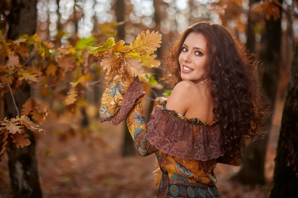 Портрет Красивої Жінки Лісі Сонячний Осінній День — стокове фото