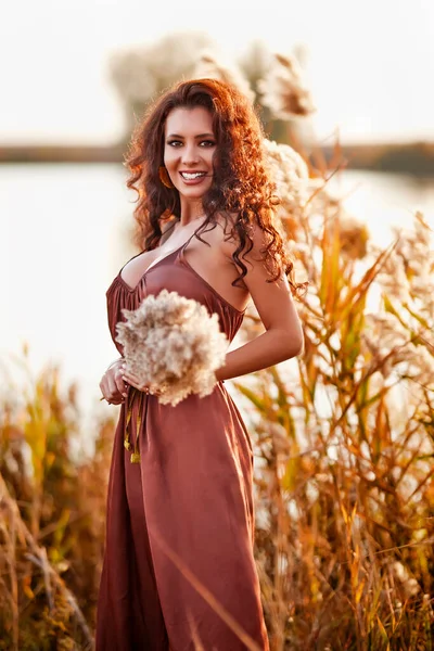 長い髪をした美しい女性が湖の近くでポーズをとって — ストック写真