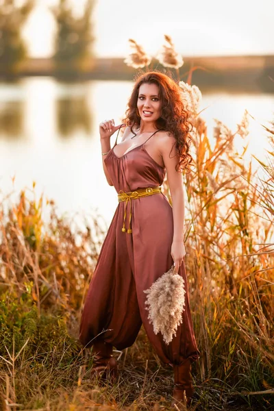 Güzel Bir Kadın Uzun Saçlı Göl Kenarında Poz Veren — Stok fotoğraf