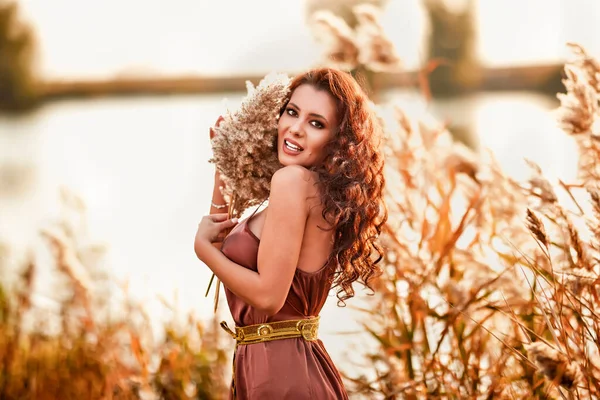 Красивая Женщина Длинными Волосами Позирует Озера — стоковое фото