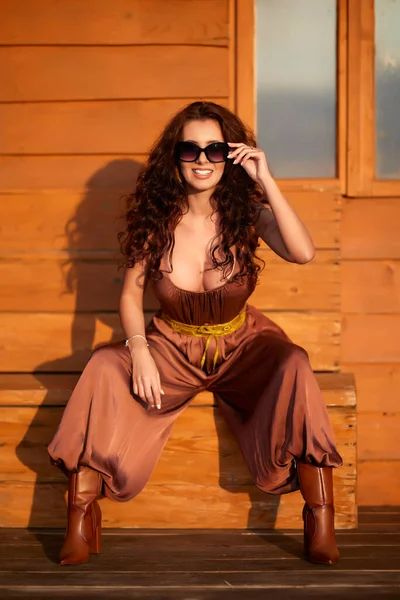 Piękna Kobieta Długimi Włosami Pozowanie Moda Pobliżu Drewnianej Kabiny — Zdjęcie stockowe