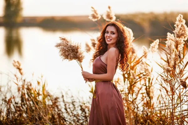 Красива Жінка Довгим Волоссям Позує Моду Біля Озера — стокове фото