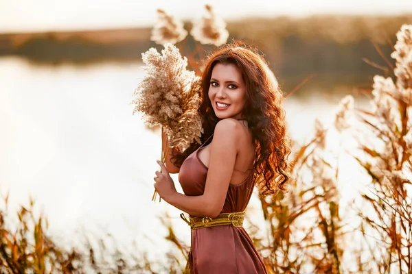 Güzel Bir Kadın Uzun Saçlı Göl Kenarında Poz Veren — Stok fotoğraf