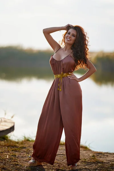 Piękna Kobieta Długimi Włosami Pozowanie Moda Pobliżu Jeziora — Zdjęcie stockowe