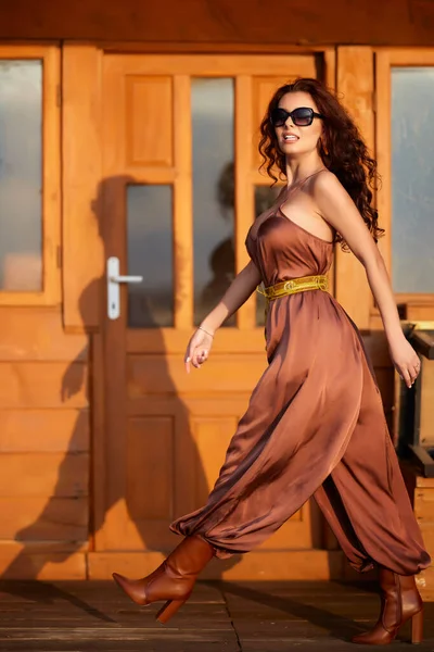 Piękna Kobieta Długimi Włosami Pozowanie Moda Pobliżu Drewnianej Kabiny — Zdjęcie stockowe