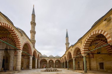 Edirne, Türkiye-23 Kasım 2022, Brumali Camii 'nin dış görüntüsü, üç balkonlu cami olarak tercüme ediliyor, en uzun minareye atıfta bulunuluyor..