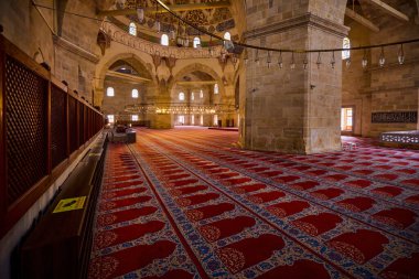 Edirne, Türkiye-23 Kasım 2022, Brumali Camii 'nin iç mekanı, Selimiye ve Eski camileriyle birlikte kentteki başlıca namaz yerlerinden biridir..