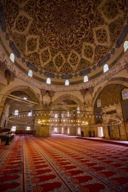 Edirne, Türkiye-23 Kasım 2022, Brumali Camii 'nin iç mekanı, Selimiye ve Eski camileriyle birlikte kentteki başlıca namaz yerlerinden biridir..