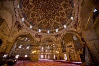 Edirne, Türkiye-23 Kasım 2022, Brumali Camii 'nin iç mekanı, Selimiye ve Eski camileriyle birlikte kentteki başlıca namaz yerlerinden biridir..