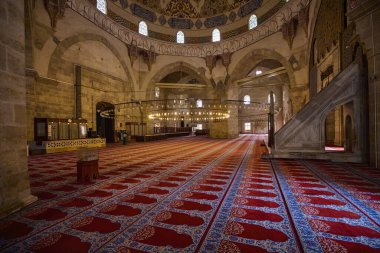 Edirne, Türkiye-23 Kasım 2022, Brumali Camii 'nin iç mekanı, Selimiye ve Eski camileriyle birlikte kentteki başlıca namaz yerlerinden biridir..