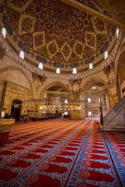 Edirne, Türkiye-23 Kasım 2022, Brumali Camii 'nin iç mekanı, Selimiye ve Eski camileriyle birlikte kentteki başlıca namaz yerlerinden biridir..