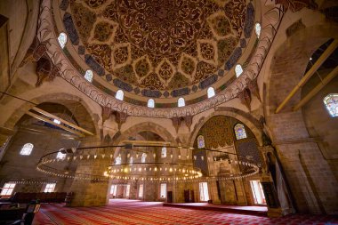 Edirne, Türkiye-23 Kasım 2022, Brumali Camii 'nin iç mekanı, Selimiye ve Eski camileriyle birlikte kentteki başlıca namaz yerlerinden biridir..