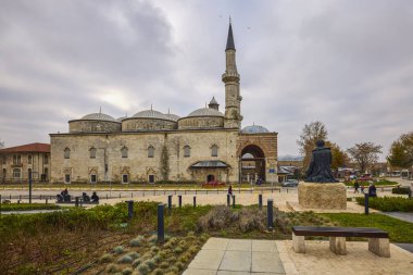Edirne, 23 Kasım 2022 'de Eski Cami (Eski Camii), Türkiye' nin Edirne kentinde 15. yüzyıldan kalma bir Osmanlı camisi..