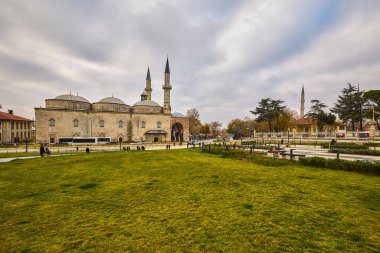 Edirne, 23 Kasım 2022 'de Eski Cami (Eski Camii), Türkiye' nin Edirne kentinde 15. yüzyıldan kalma bir Osmanlı camisi..