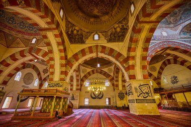 Edirne, Türkiye 'nin 23 Kasım 2022' de Eski Cami (Eski Camii) ile iç kısımları, aynı zamanda Büyük Cami (Eski Camii), Türkiye 'nin Edirne kentindeki 15. yüzyıl başlarında Osmanlı camii..