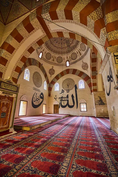 トルコのエディルネ2022年11月23日トルコのエディルネにある15世紀初頭のオスマン帝国のモスクとして知られる旧モスク Eski Camii の内部 — ストック写真