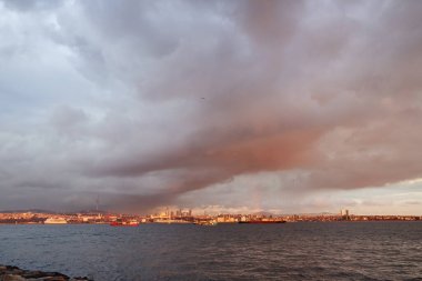 İstanbul - Türkiye 25 Kasım 2022. Marmara Denizi 'nin kıyısında gün batımı.