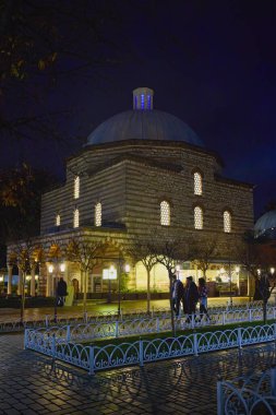 İstanbul - Türkiye 25 Kasım - 2022 İstanbul 'un eski merkezinin sokaklarının gece görüntüleri, yaşam tarzı.