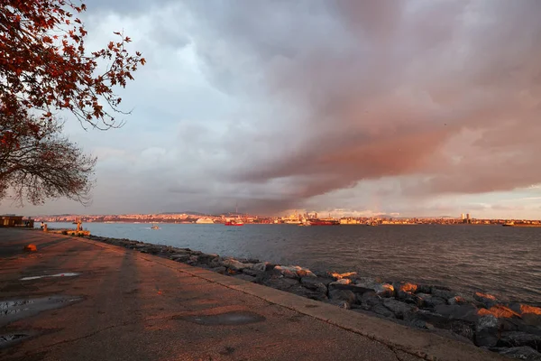 イスタンブール トルコ11月25 2022 マーマラ海の海岸に沈む夕日 — ストック写真
