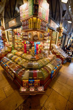 İstanbul, Türkiye 29-2022, Kapali Carsi Grand Bazaar resimleri, Türk tatlıları ve baharatları