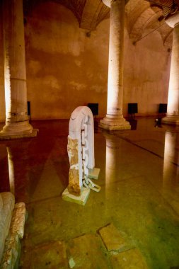 İstanbul 29 Kasım 2022 'de İstanbul, Türkiye' de bulunan yüzlerce antik sarnıçın en büyüğü olan Bazilika Sarnıçları,