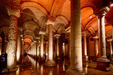 İstanbul 29 Kasım 2022 'de İstanbul, Türkiye' de bulunan yüzlerce antik sarnıçın en büyüğü olan Bazilika Sarnıçları,