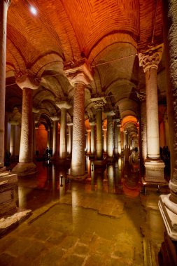 İstanbul 29 Kasım 2022 'de İstanbul, Türkiye' de bulunan yüzlerce antik sarnıçın en büyüğü olan Bazilika Sarnıçları,