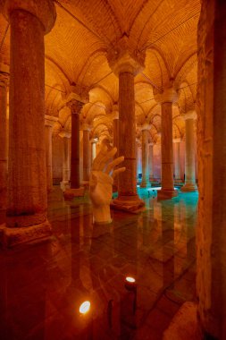 İstanbul 29 Kasım 2022 'de İstanbul, Türkiye' de bulunan yüzlerce antik sarnıçın en büyüğü olan Bazilika Sarnıçları,