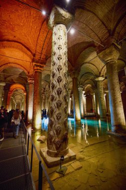 İstanbul 29 Kasım 2022 'de İstanbul, Türkiye' de bulunan yüzlerce antik sarnıçın en büyüğü olan Bazilika Sarnıçları,